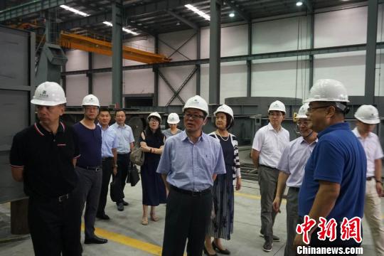 图为中国侨联副主席李卓彬考察海归企业 李伟强 摄 图为中国侨联副主席李卓彬考察海归企业 李伟强 摄