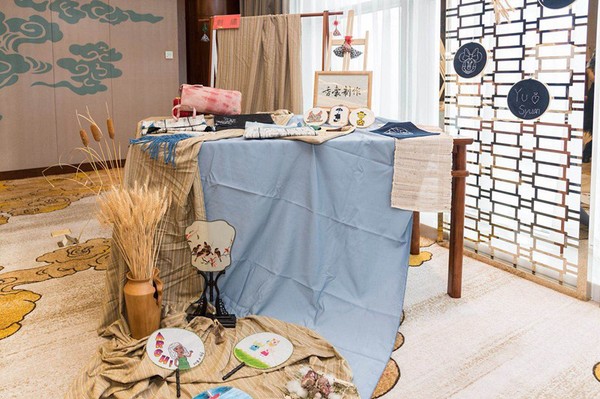 活动现场，台湾同学精心展示实习作品