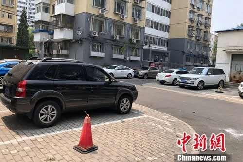 北京某小区内停在停车位或小区路边的车。<a target='_blank' href='http://www.chinanews.com/' >中新网</a>记者 程春雨 摄