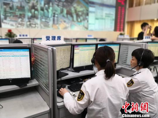 当下正值高温天，上海市120日均出车2500次，数量比平时高出11%?！〕戮?摄