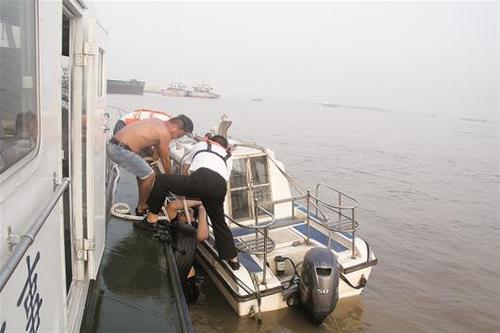 23岁小伙凌晨醉酒迷糊落水 长江中漂流30公里获救