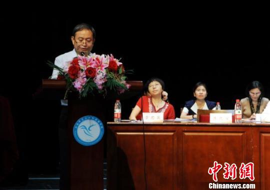 李照国教授在发言?！∩旰?摄