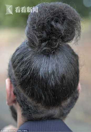 英国一男子扎丸子头被解雇 控诉英航性别歧视