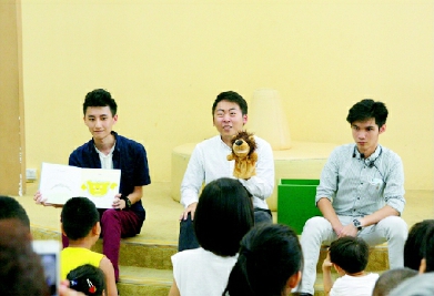 首都小朋友听台湾哥哥讲故事(资料图片) 首都小朋友听台湾哥哥讲故事(资料图片)