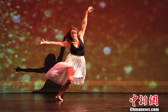 加拿大伯灵顿艺术家表演的独舞《An Excerpt》?！∮嗳鸲?摄