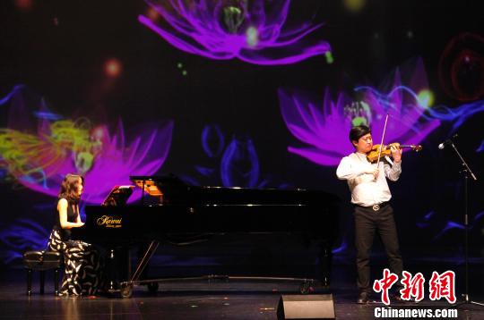 小提琴钢琴协奏《梁?！贰！∮嗳鸲?摄