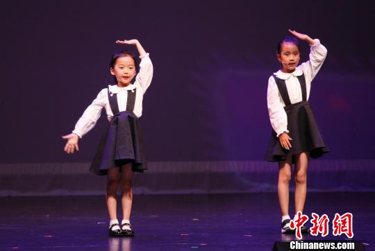 小演员们表演《音乐之声》?！∮嗳鸲?摄