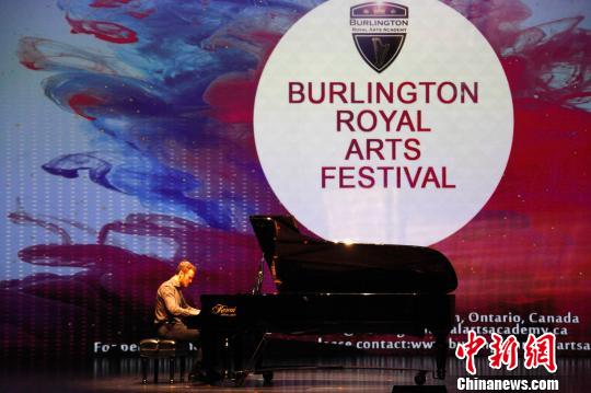 现场钢琴独奏。　余瑞冬 摄