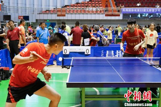 中俄韩三国选手竞技乒乓球邀请赛 张江 摄