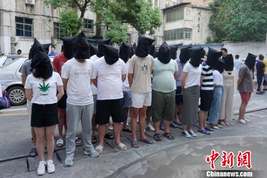 被抓获的嫌疑人。乐山警方供图