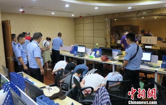 警方正在现场清查和抓捕。乐山警方供图