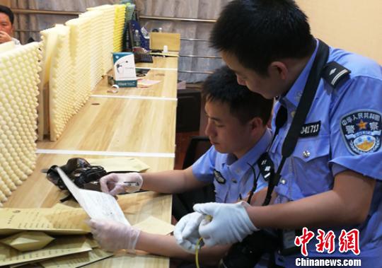 刑侦人员正在现场收集证据。乐山警方供图