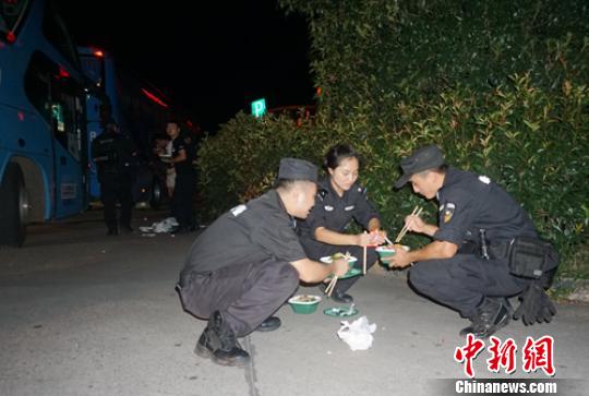 抓捕行动路边简单的晚餐。乐山警方供图