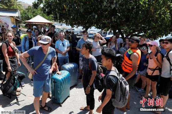 据外媒报道，印尼地方旅游局代表称，印尼发生地震的龙目岛附近的吉利群岛上，正在疏散出1200名游客。印尼西努沙登加拉省旅游局局长Muhammad Faozal说：“我们无法将游客一次性撤离，因为船上的位置不够。游客希望离开吉利岛，这可以理解，他们正处于恐慌之中。”当地时间8月5日晚，印尼西努沙登加拉省龙目岛东北部发生里氏7.0级强震，震中位于该岛北部陆地，震源深度15公里。印尼官方随后发布海啸预警，2小时后解除预警。目击者称，地震非常剧烈，旅游胜地巴厘岛上有震感。最新消息显示，地震遇难人数达142人，200多人重伤。地震导致数千栋房屋被毁，龙目岛电力供应中断。