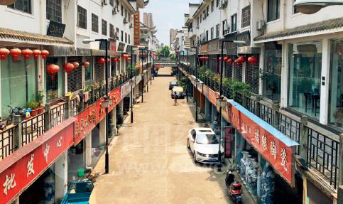 32-1 空无一人的街巷、关张倒闭的瓷器店、纷纷转行撤离的画师……泡沫被刺破之后，景德镇的“大师瓷”市场陷入了历史的冰点。《中国经济周刊》记者 郭芳 摄