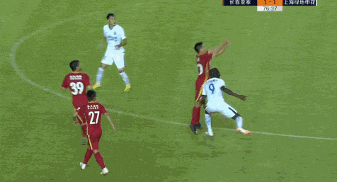 登巴·巴与谭天澄冲撞。图片来自微博