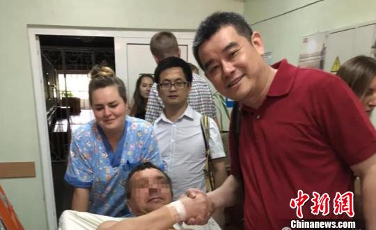手术后，何奔教授与乌克兰患者合影?！〕戮?摄