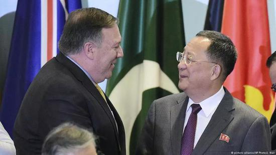 ▲8月4日，新加坡东亚合作系列外长会议期间，美国国务卿蓬佩奥与朝鲜外相李勇浩握手寒暄。（美联社）