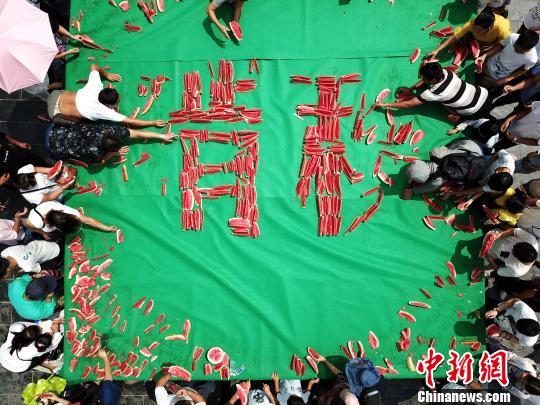 “秋”快被啃没了 王中举 摄