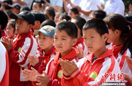 参加捐赠活动的通渭榜罗小学学生?！≌沤鸫?摄