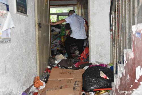 女子家中堆放大量垃圾被起诉:16人花1天清出30车