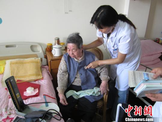 家庭医生们冒着酷暑，走街串巷为老年签约患者进行体检和慢病随访?！≤缝?摄
