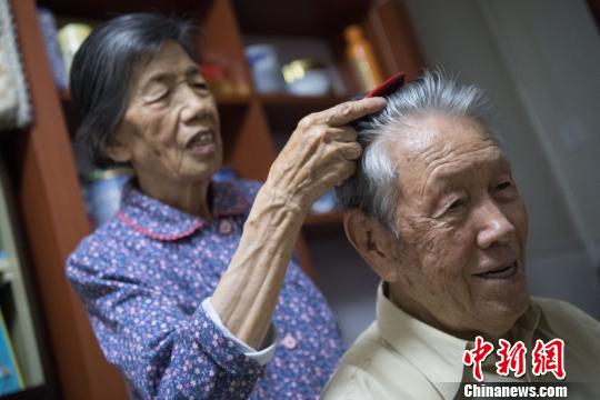 结婚之日起，乔森就为丈夫梳头。从青丝到白头，一梳就是75年。　韦亮 摄