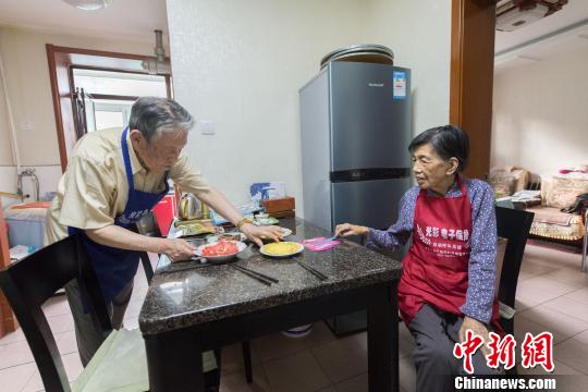 乔森身体不好，王满科便每天为她做饭?！拔也恢阑褂卸嗌偈奔淇梢耘闼?。剩他一个人没法活，人越老越有这个体会。”乔森眼里泛起了泪花。　韦亮 摄