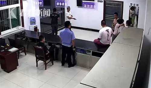 16岁少女遭网友敲诈跳车 高速上拦车大呼被绑架