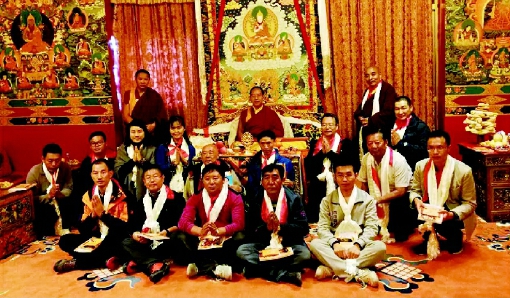 慰问团一行与班禅额尔德尼·确吉杰布合影 慰问团一行与班禅额尔德尼·确吉杰布合影