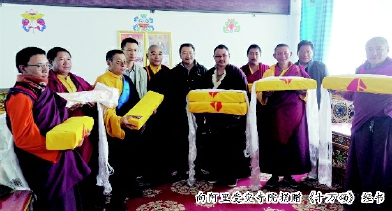 向阿里受灾寺院捐赠《十万颂》经书     向阿里受灾寺院捐赠《十万颂》经书