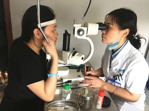 医生在为童雅慧检查眼睛 医生在为童雅慧检查眼睛