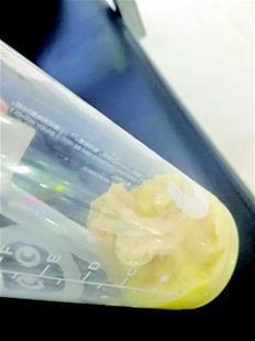 图为:邓先生喝的奶茶里有透明塑料薄膜