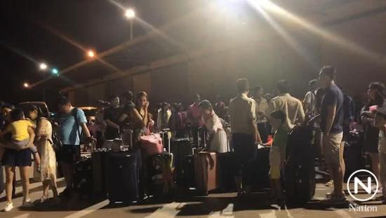 泰海军军舰接回被困帝王岛的177位游客 含中国游客