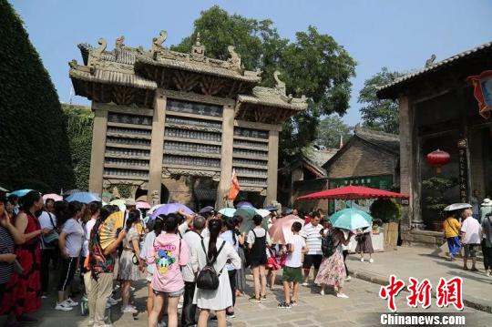 中国侨网8日，来自美国、加拿大、西班牙等国家的40名华裔青少年和沁水县的40名中学生开启了2018“亲情中华”夏令营在皇城相府的亲情之旅?！“拙纭∩? style=