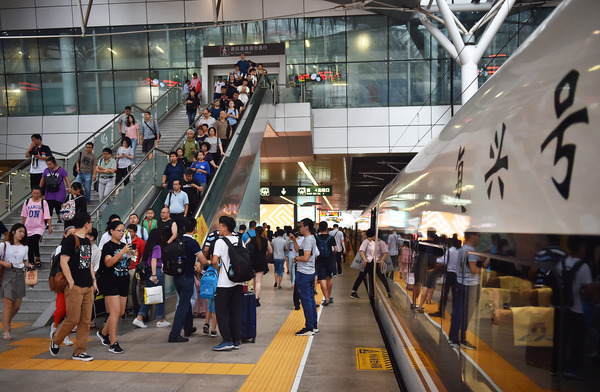 乘客陆续登上C2581次复兴号高铁 乘客陆续登上C2581次复兴号高铁