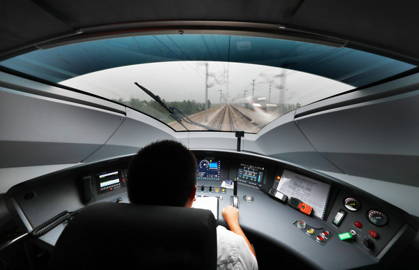 C2581次复兴号高铁列车疾驰 C2581次复兴号高铁列车疾驰