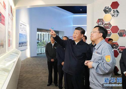 2018年6月13日，习近平在山东烟台考察。这是他在万华烟台工业园听取企业基本情况介绍，察看核心产品展示。图片来源：新华社