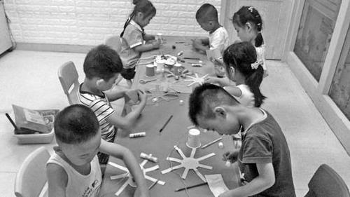 3岁娃暑期1周12个辅导班 家长称孩子没特长会尴尬