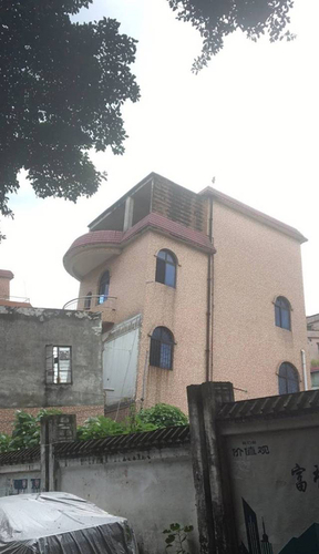 广州一民房15度倾斜地基裸露 疑因地铁施工所致