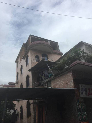 广州一民房15度倾斜地基裸露 疑因地铁施工所致