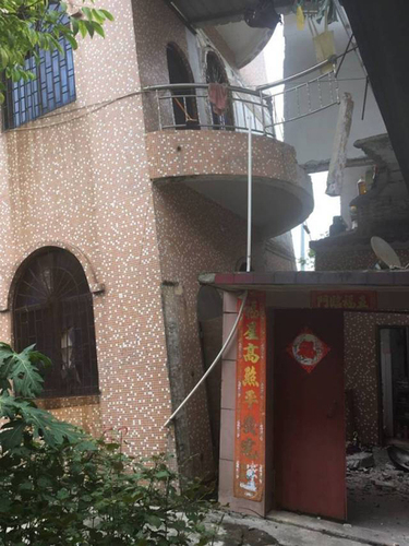 广州一民房15度倾斜地基裸露 疑因地铁施工所致