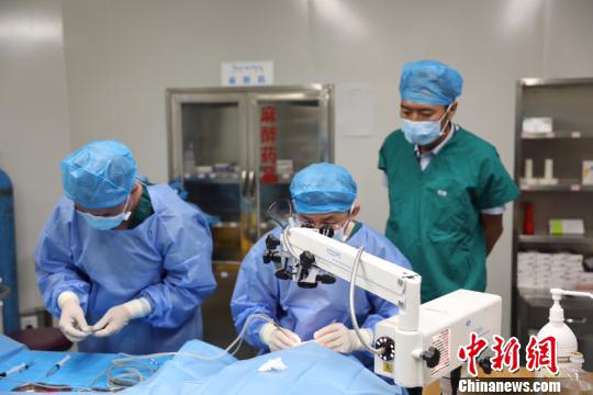 图为医护人员在手术中。(徐卫摄)