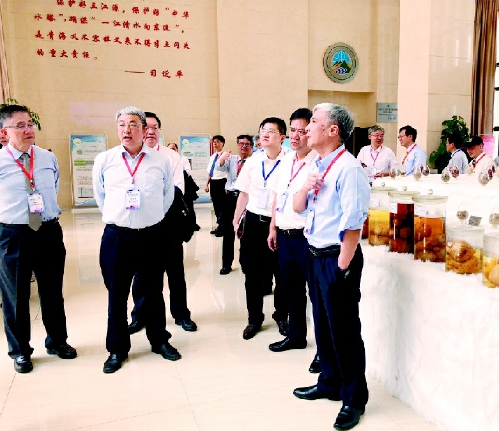 校长们一行在青海大学重点实验室考察。