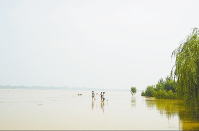 河南洛阳某观光园，河水很深，但有孩子正在嬉戏，附近没有救生人员和设施，也没有任何明显的警示标志。