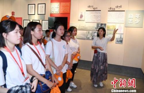 在台福州乡亲年轻一代青年学生参观福州三坊七巷严复书院。记者刘可耕 摄