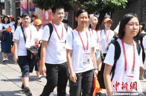 在台福州籍青年学生参观福州三坊七巷，展开寻根之旅。记者刘可耕 摄