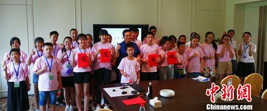 营员与华夏晋道国学院院长刘洪生合影留念。杨杰英 摄