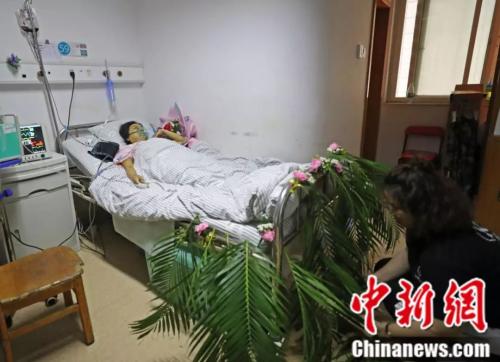 婚庆工作人员简单布置小慧的病房 点击进入下一页