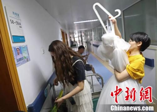 婚庆工作人员准备好了婚纱、头纱 点击进入下一页